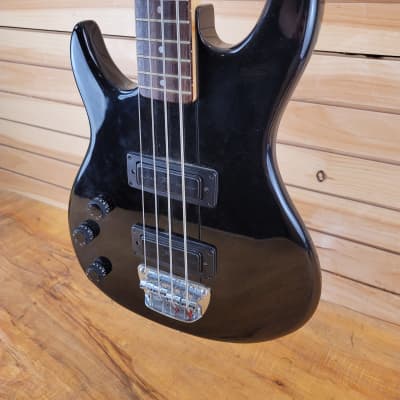 Peavey Foundation Left-Handed Bass with Hardshell Case - Black image 3