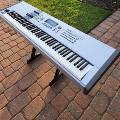 Yamaha Motif ES 8 Production Synthesizer + Proline Double Keyboard Stand
