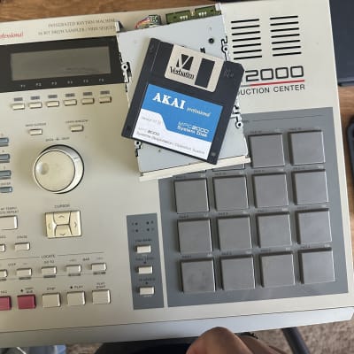 Akai MPC2000 MIDI Production Center 1997 - 2001 - Grey image 2