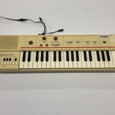 Casio MT-40 Casiotone 37-Key Synthesizer 1981 - 1982 - White