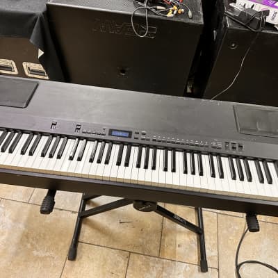 Yamaha P-200 Electronic Keyboard 88 Keys w/Built in Speakers + Sustain Pedal