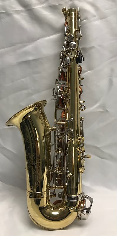 Borg deals alto saxophone