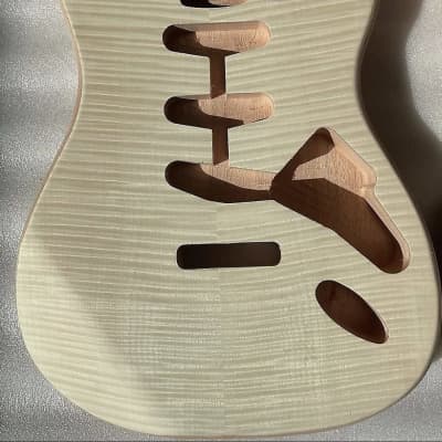 Mahogany Wood Stratocaster Strat Style Guitar Body with Tiger Maple Top