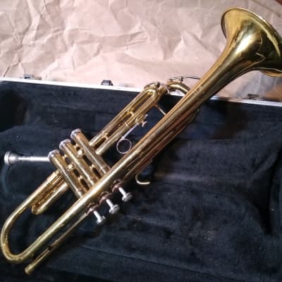 Conn Director 20B Trumpet. USA. Brass with case/MP. Good condition, with dented bell image 2