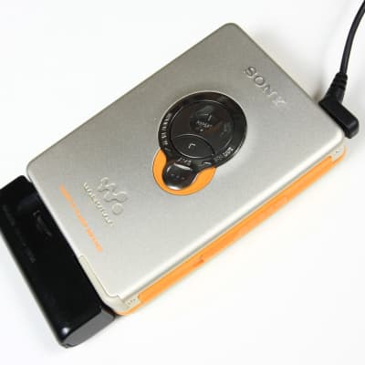 SONY walkman cassette player WM-EX621 working image 4