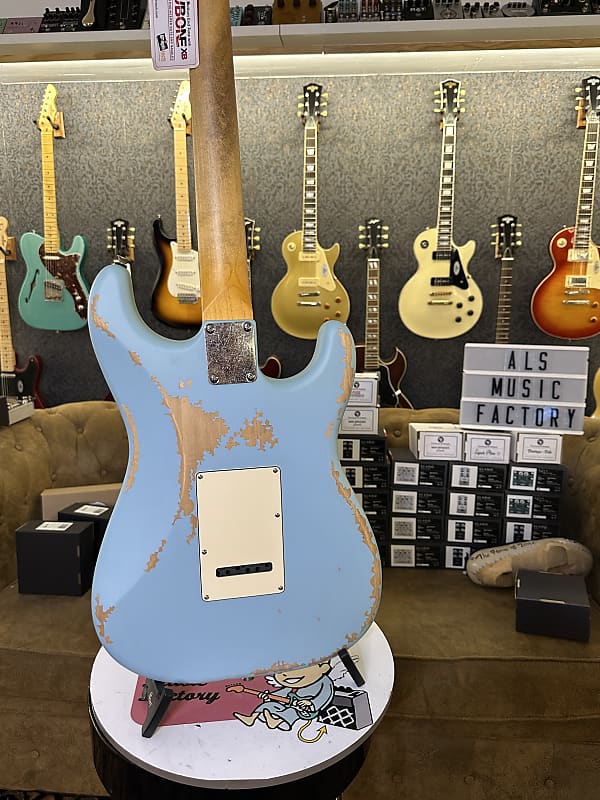 Cheap guitar find: Loar LH-319 VS with P-90's