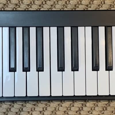 Alesis V61 61-Key USB MIDI Controller with Beat Pads 2017 - 2022 - Black