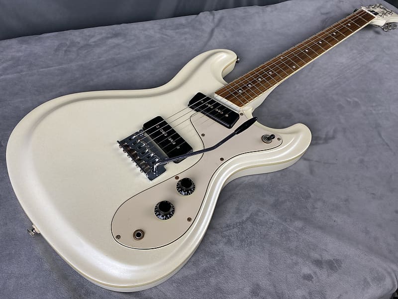 Aria The Ventures VM Junior Pearl White