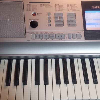 Yamaha Portable Grand DGX-305 76 key digital piano - Silver image 5