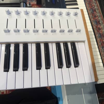 Arturia KeyLab 61 MkIII MIDI Controller 2024 - Present - White image 4