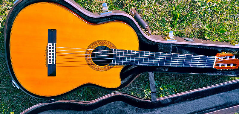 Yamaha GCX-31c - Cedar Rosewood Classical Guitar - Pickup
