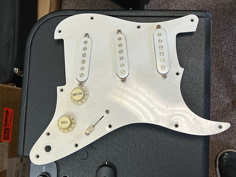 1983 Fender Stratocaster Loaded White Pickguard image 1