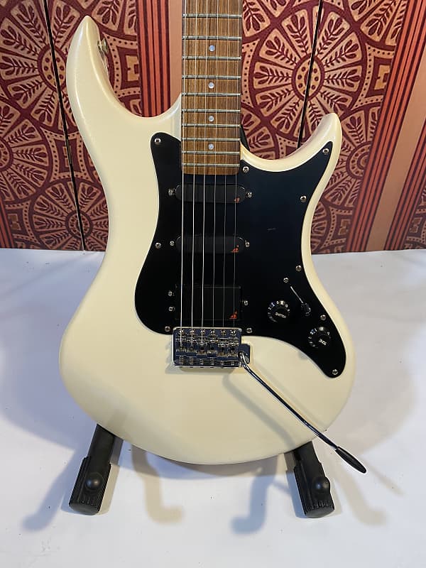 Vantage Avenger HSS Electric Guitar Mid 80's White Reverb