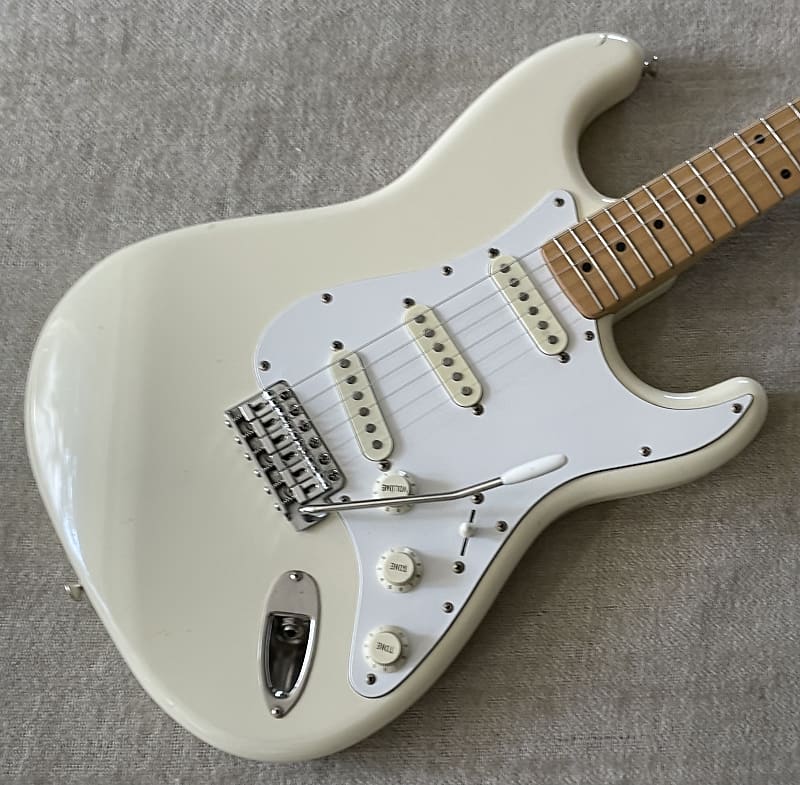 Fender（Squier）Stratocaster ホワイト Eシリアル Squier by Fender Stratocaster Eシリアル - Geek IN Box