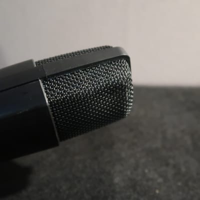 Sennheiser MD 421 II Cardioid Dynamic Microphone image 5