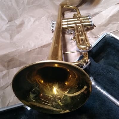 Conn Director 20B Trumpet. USA. Brass with case/MP. Good condition, with dented bell image 4