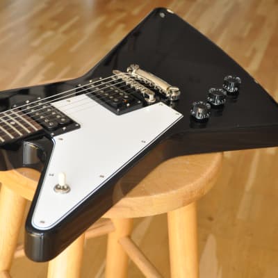 エクスプローラー　エドワーズ The discontinued ESP Edwards explorer is a budget Metallica