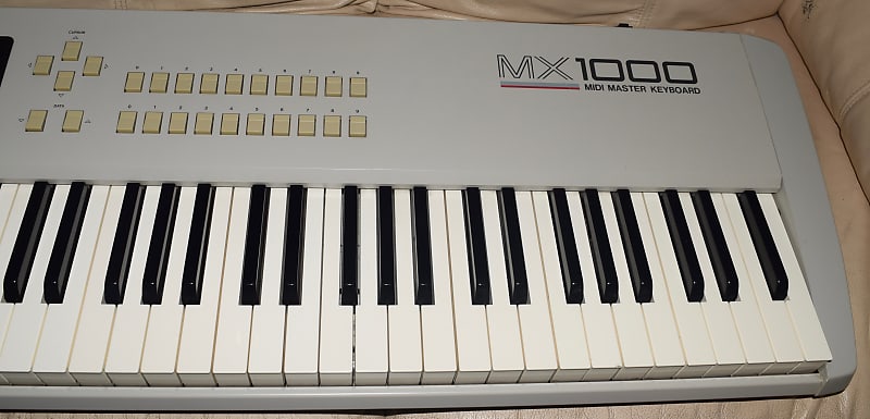 □AKAI アカイ professional MIDI MASTER KEYBOARD MX1000 MIDI