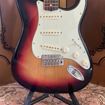 Fender Classic Series '60s Stratocaster Electric Guitar — Lacquer 3-Color  Sunburst