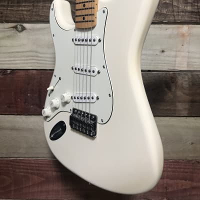 Fender Standard Stratocaster Left-Handed with Maple Fretboard Arctic White 2015 image 6