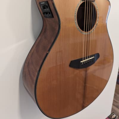 Breedlove Pursuit Concert Cutaway Acoustic/Electric Guitar Gloss Natural image 4