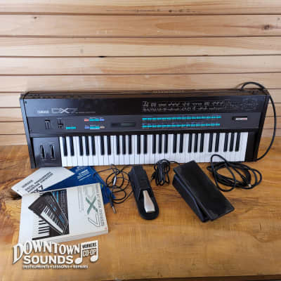 Yamaha DX7 Digital FM Synthesizer with SOUND CARTRIDGES, Original Expression Pedal, Power, and Manuals