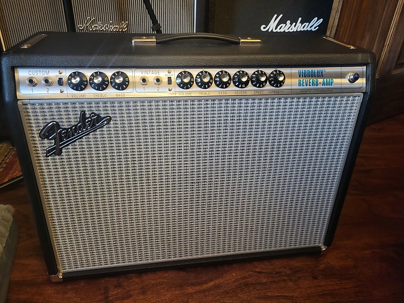 Fender '68 Custom Vibrolux Reverb-Amp 2-Channel 35-Watt 2x10