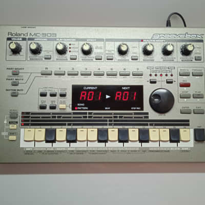 Roland MC-303 Groovebox 1990 - 1998 - Silver