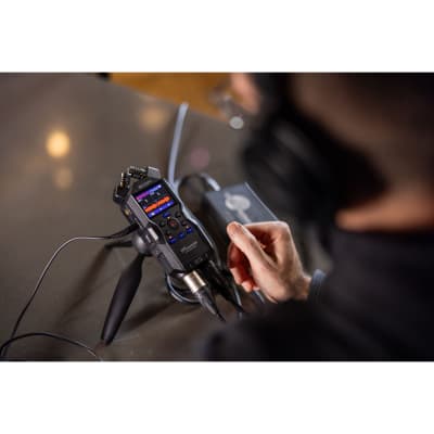Zoom H4essential 4-Track 32-Bit Float Handy Recorder with Built-in Microphones image 5