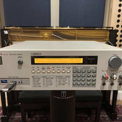 Akai S950 MIDI Digital Sampler 1988 - White With GOTEK USB Drive and Upgraded RAM / New Display