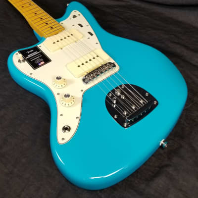 Fender American Professional II Jazzmaster Left-Hand, Electric Guitar Maple Fingerboard, Miami Blu image 6