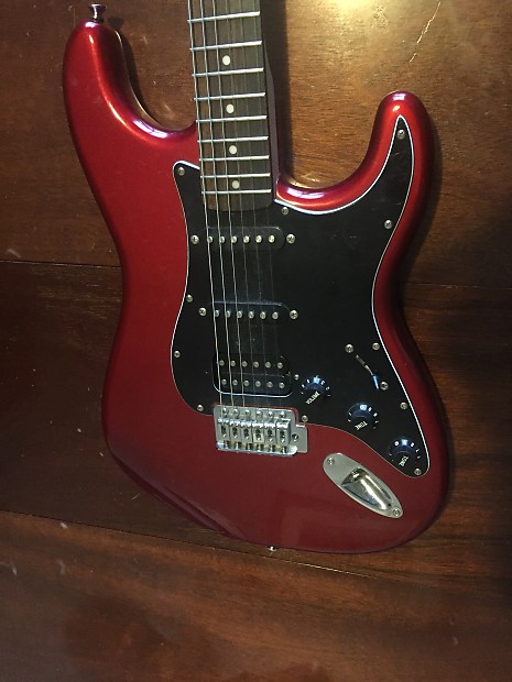 Squier Stratocaster 2013 Candy Apple Red w Rosewood Fretboard Black Pick Guard