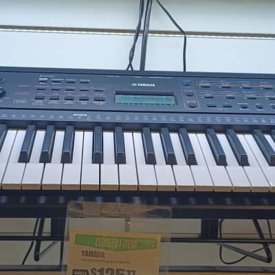 Yamaha SYPSRE273X MIDI Keyboard (Lombard, IL)