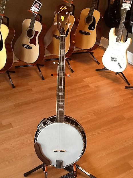 Lyle banjo shop