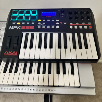 Akai MPK225 2014 - Present - Black