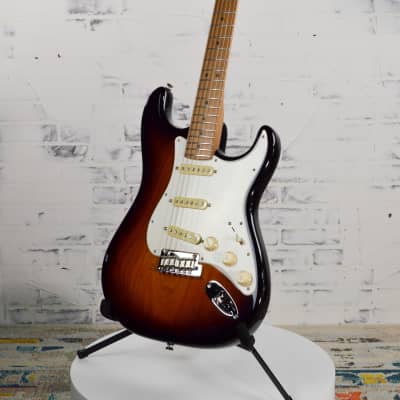 New Limited Edition Fender American Professional II Stratocaster Electric Guitar 2 Tone Sunburst w/Case image 4