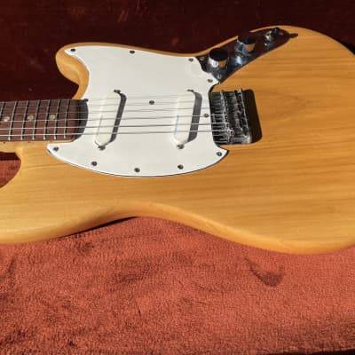 1973 Fender Musicmaster in Natural- Professional set up- Fender hard shell case image 11