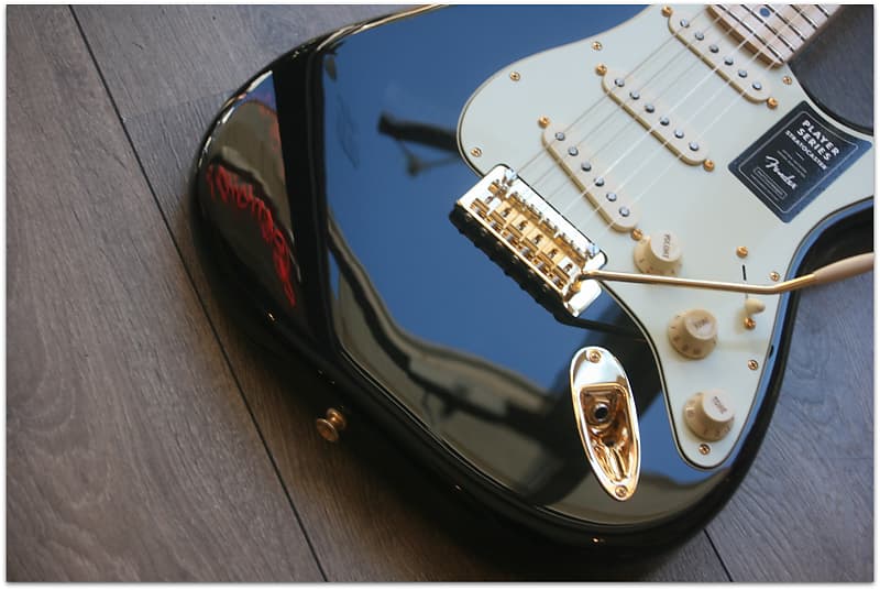 FENDER Limited Player Stratocaster Black, Gold Hardware, Maple
