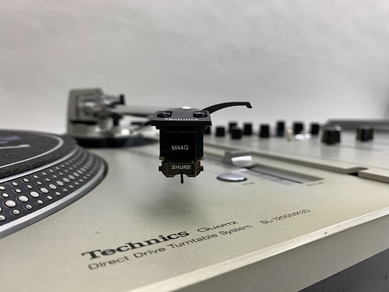 2 Technics SL-1200 MK3D DJ Turntable & Technics SH-DJ1200 Mixer with Shure  M44G