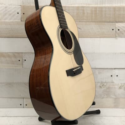 Bristol BM-16 000 Spruce/Mahogany Acoustic Guitar w/Padded Gig Bag image 2