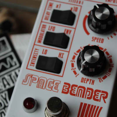 Death By Audio "Space Bender Chorus Modulator Ltd - White/Orange" image 7
