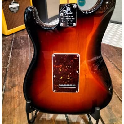 Immagine Fender American Professional II Stratocaster HSS, Rosewood Fingerboard, 3-Color Sunburst - 15