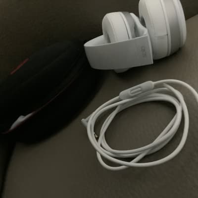 Beats by Dre Solo2 On-Ear Headphones 2010s - white image 4