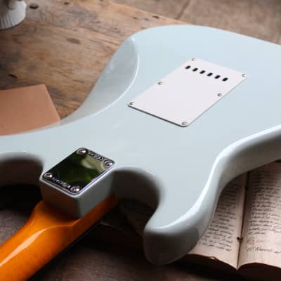 FENDER "American Vintage II 1965 Stratocaster, Round-Lam Rosewood Fingerboard, Sonic Blue" HARDCASE, 3, 69 KG image 19