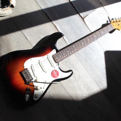 Squier Classic Vibe '60s Stratocaster, Laurel Fingerboard, 3-Color Sunburst, 3, 27 KG imagen 1