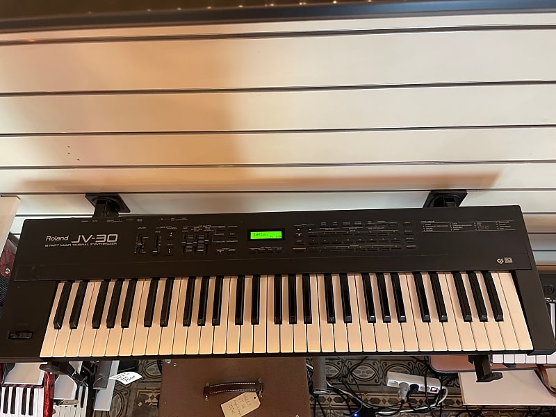 Roland JV-30 61-Key Multi-Timbral Synthesizer | Reverb France