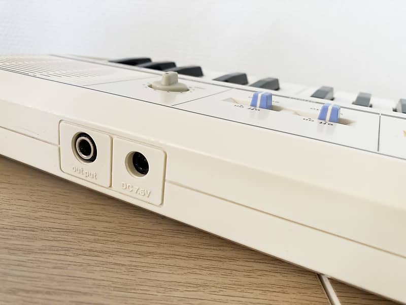 Casio Casiotone MT-11 white | Reverb