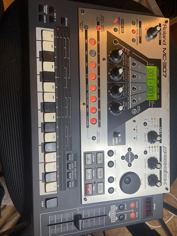 Roland MC-307 Groovebox