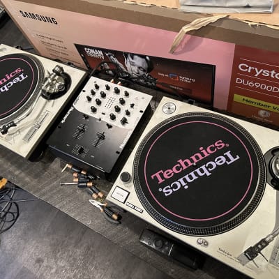 2 RARE TECHNICS SL-1200 MK5G In Excellent Condition w/ Original