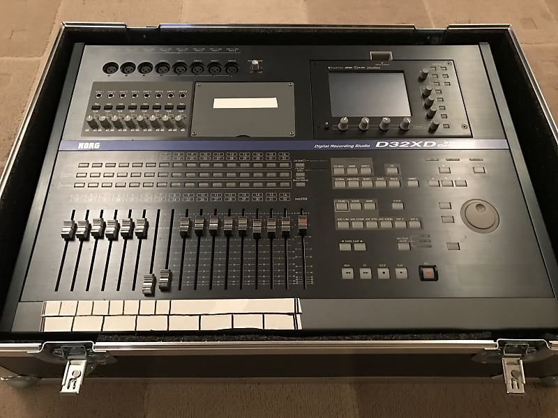 D32xd 32 channel recording console + case Reverb